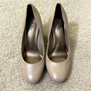 Life stride heels- memory foam